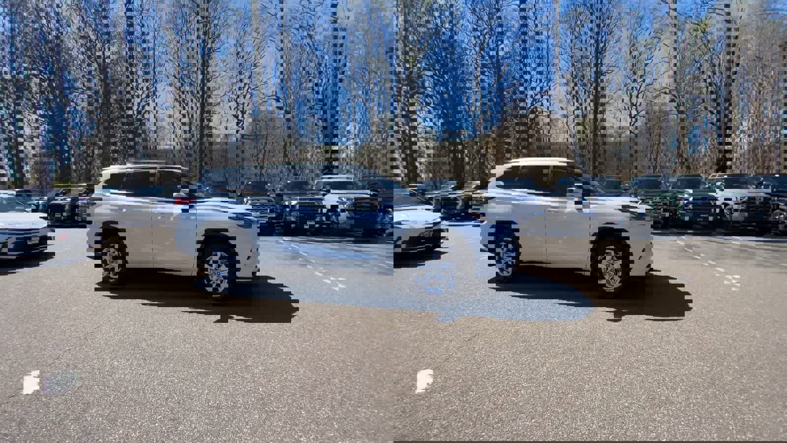 Used 2023 Toyota Highlander LE video 2