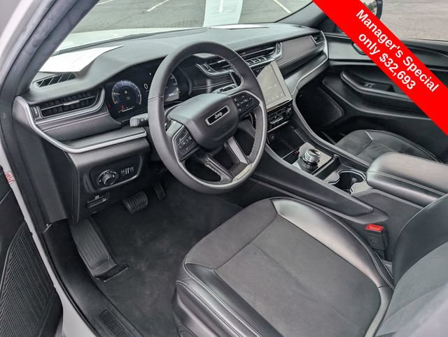 Used 2025 Jeep Grand Cherokee Altitude AWD/4WD image 12