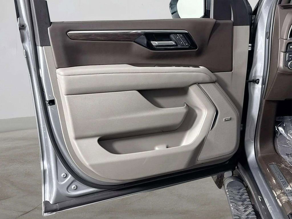 Used 2025 Chevrolet Tahoe Z71 w/ Comfort Package image 13
