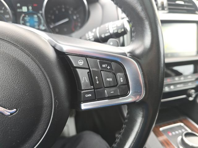 Used 2019 Jaguar F-PACE Prestige image 21