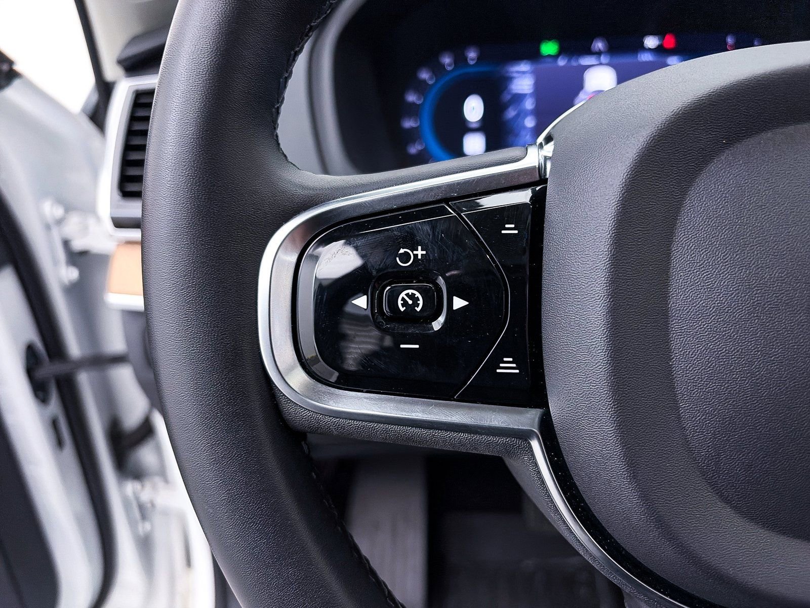 Used 2024 Volvo XC90 B6 Plus w/ Protection Package Premier image 32