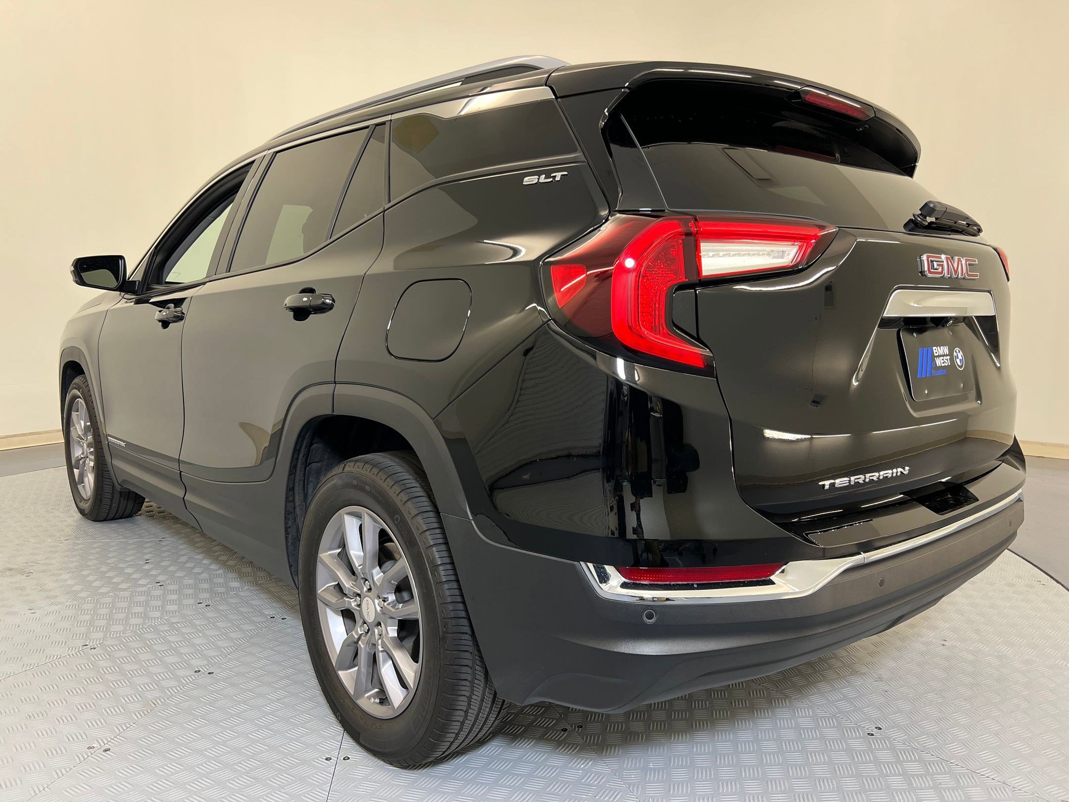 Used 2024 GMC Terrain SLT image 3