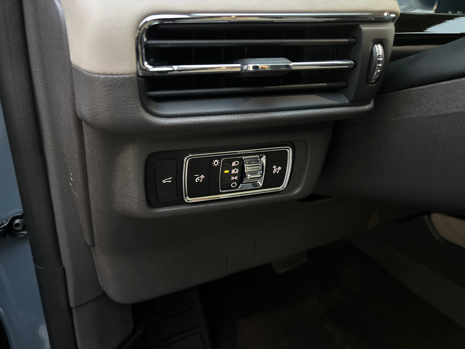 Certified 2023 Lincoln Corsair FWD w/ Equipment Group 101A image 14