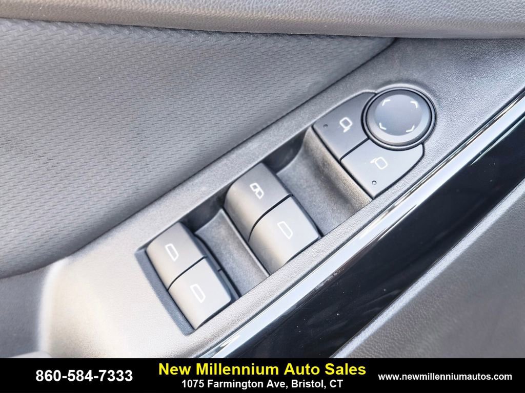 Used 2025 Chevrolet Equinox LT image 17