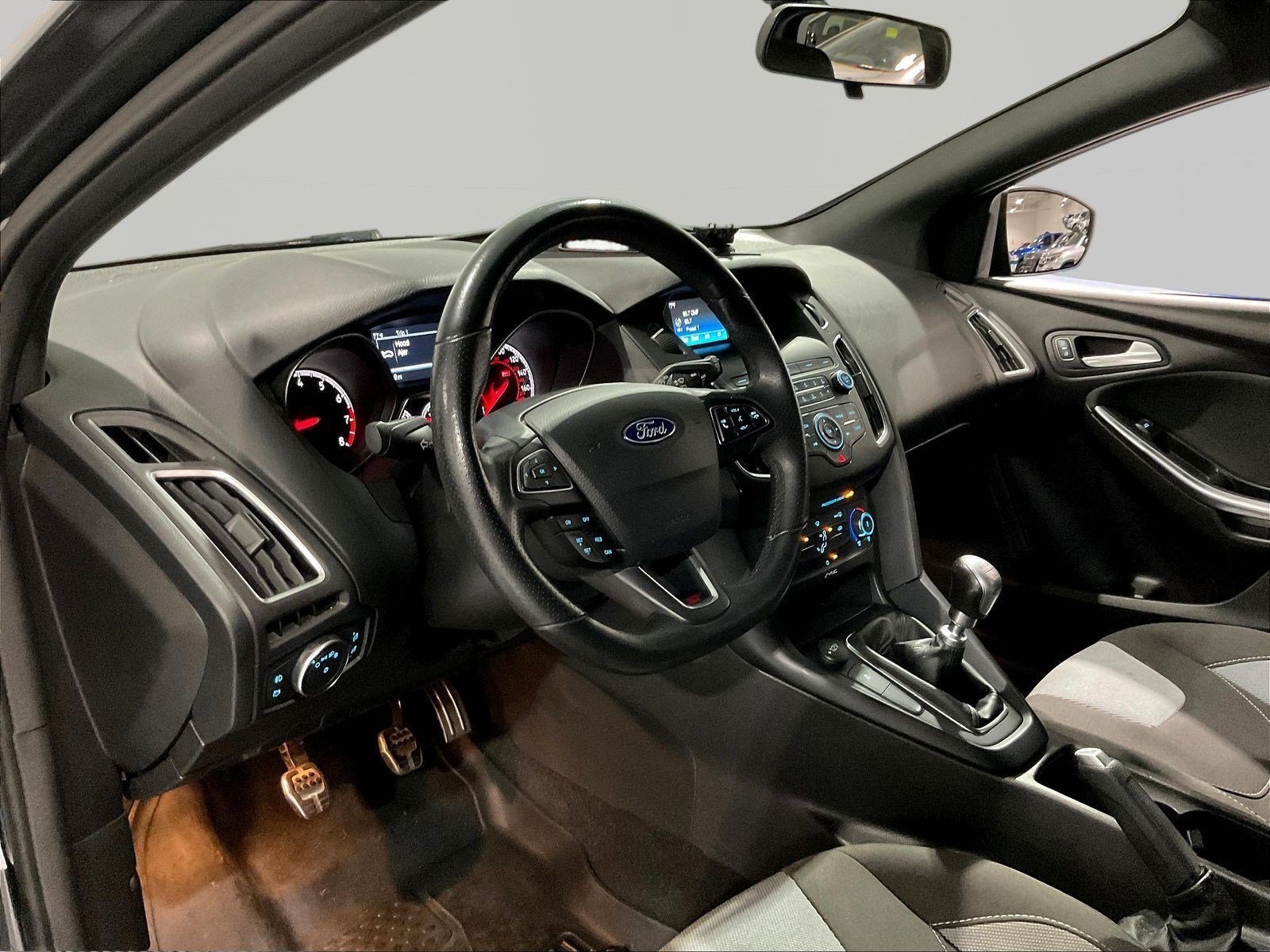 Used 2018 Ford Focus ST FWD image 16