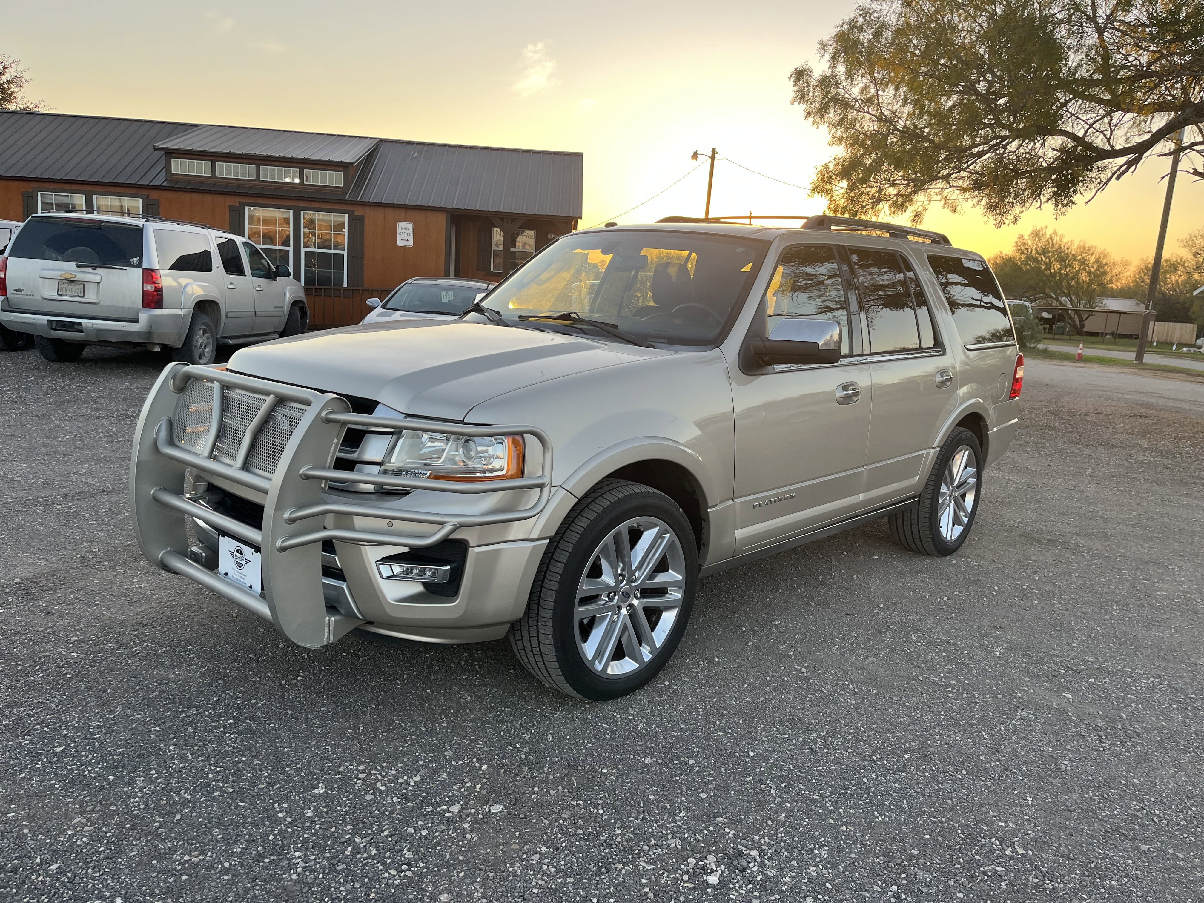 Used 2017 Ford Expedition Platinum image 2