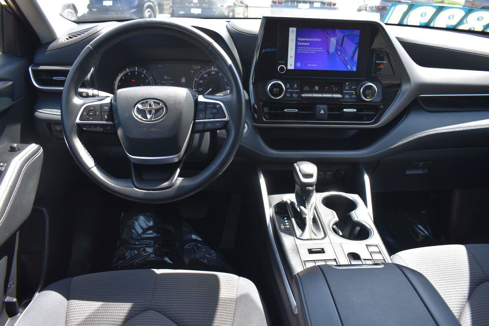 Used 2024 Toyota Highlander LE AWD/4WD image 19