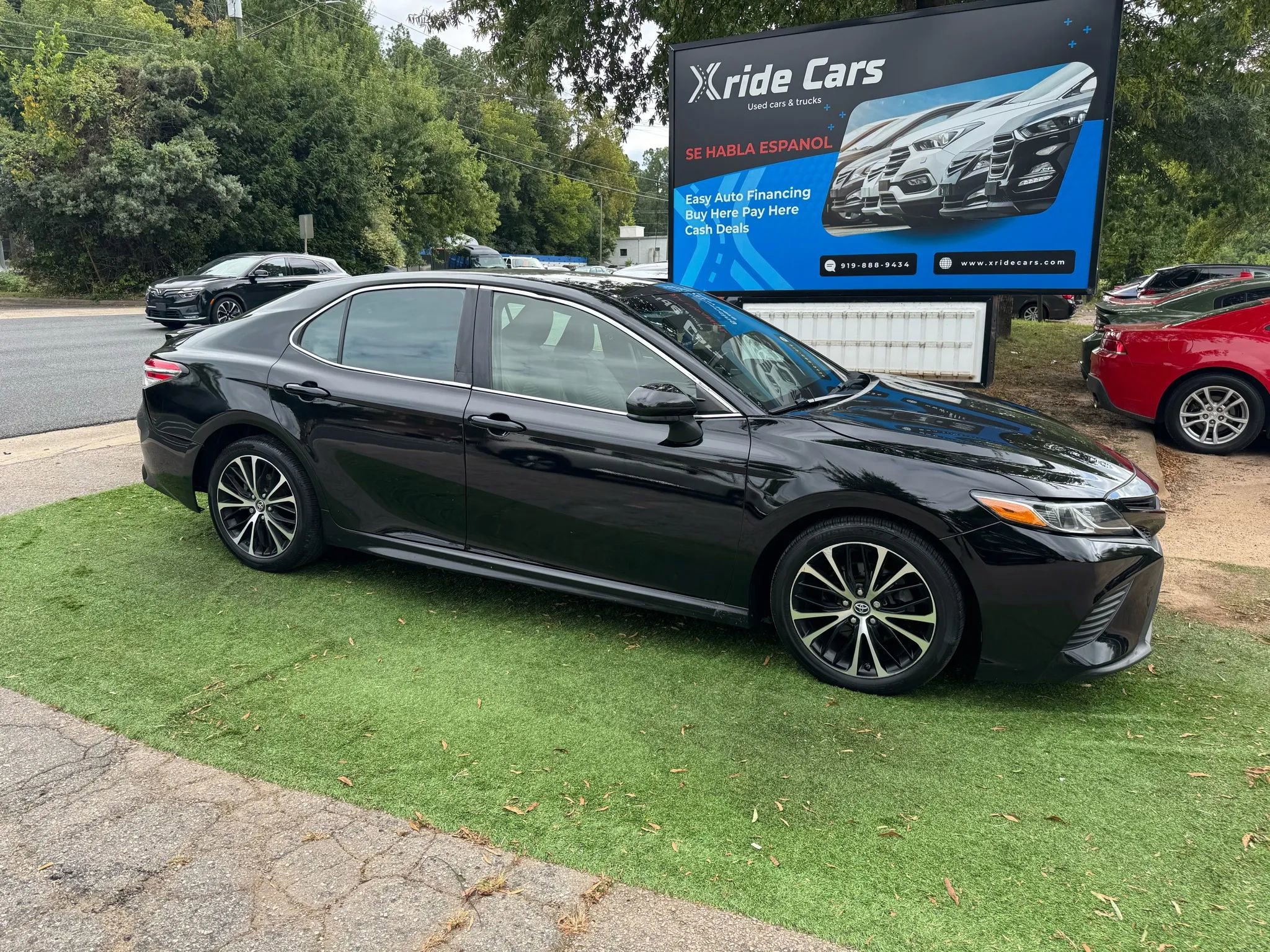 Used 2019 Toyota Camry SE image 3