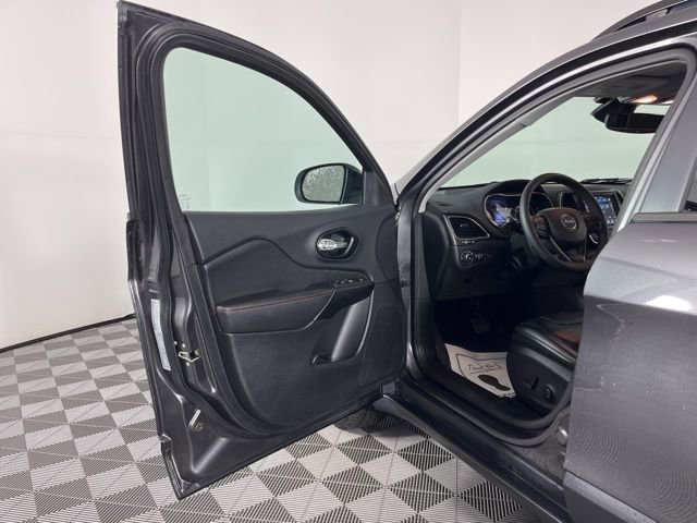 Used 2022 Jeep Cherokee Trailhawk w/ Comfort/Convenience Group AWD/4WD image 17