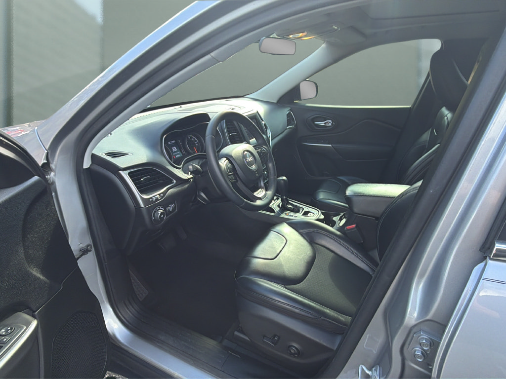 Used 2019 Jeep Cherokee Latitude Plus FWD image 9