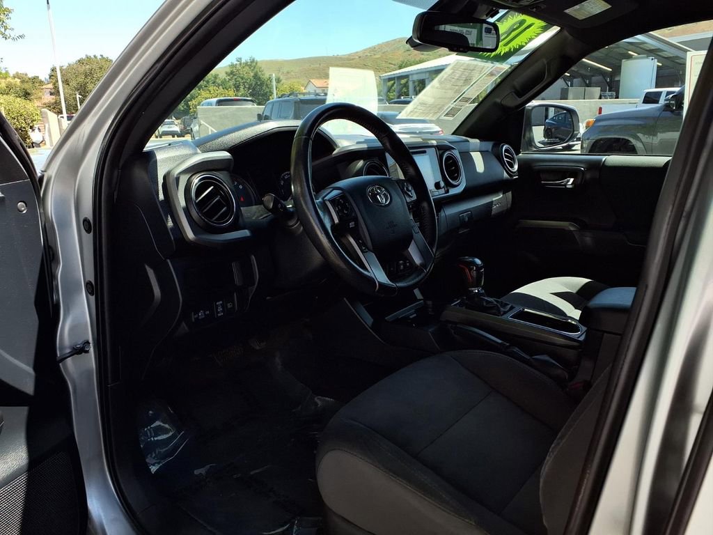 Certified 2018 Toyota Tacoma TRD Off-Road w/ Technology Package AWD/4WD image 17