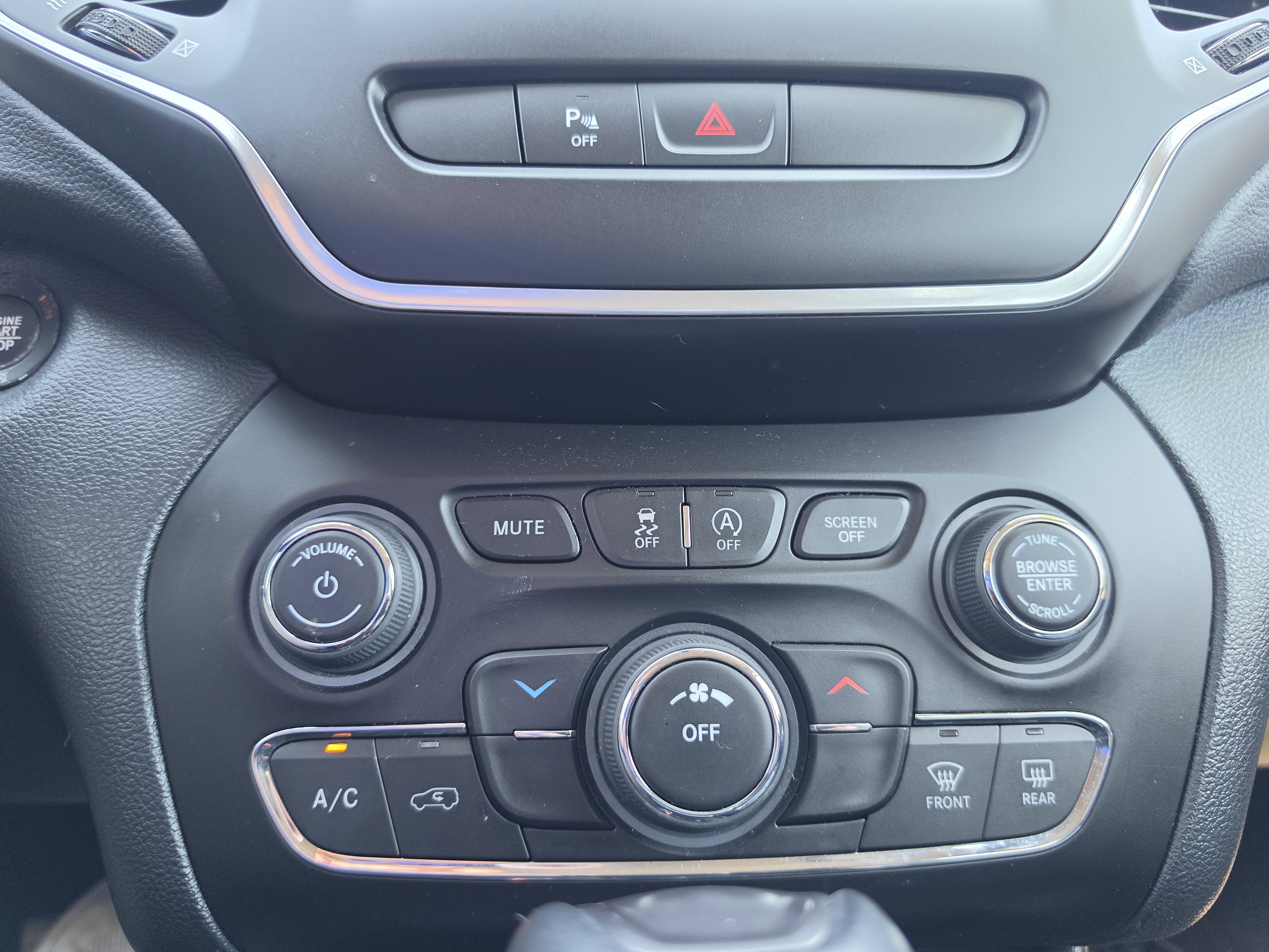 Used 2020 Jeep Cherokee Latitude Plus w/ Cold Weather Group AWD/4WD image 26