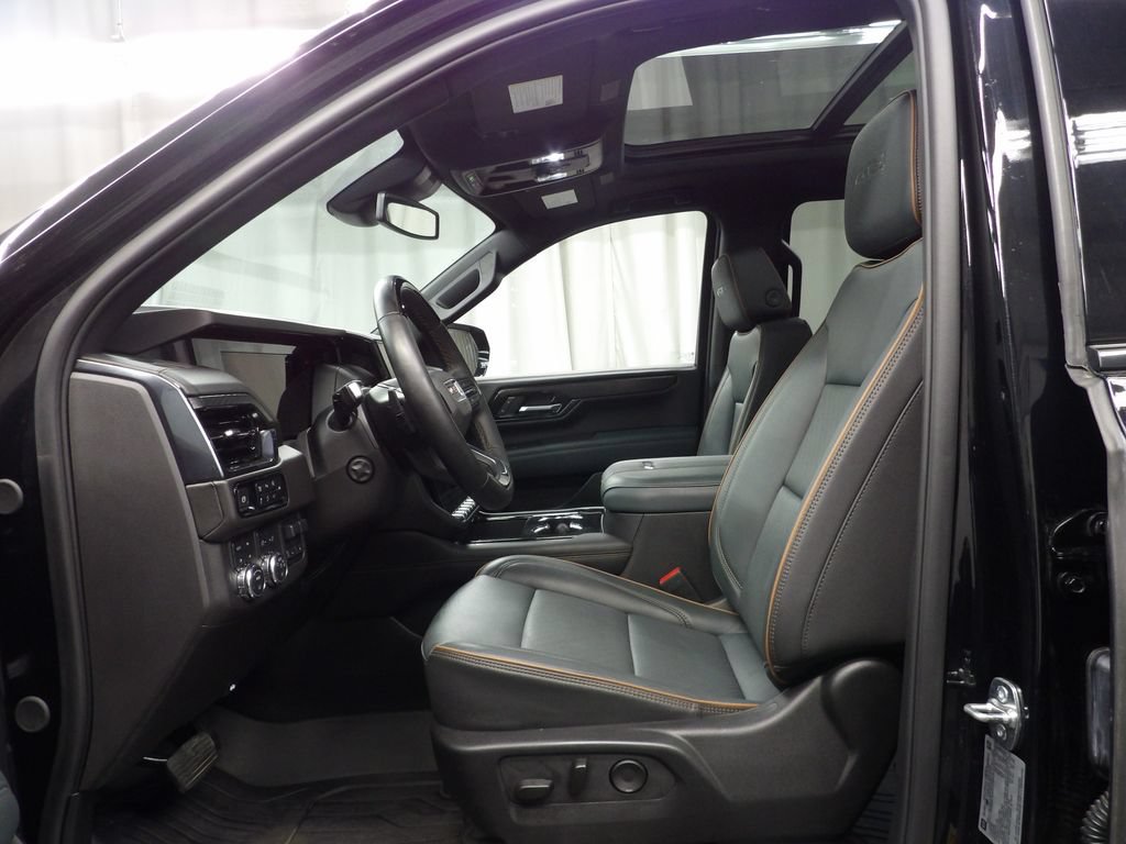 Used 2025 GMC Yukon XL AT4 AWD/4WD image 9