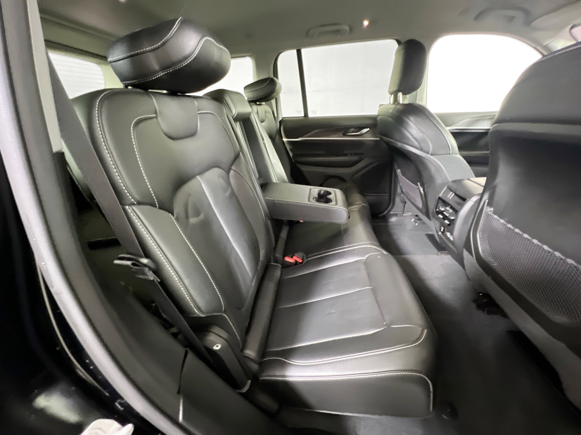 Used 2023 Jeep Grand Cherokee Limited w/ Black Appearance Package image 26
