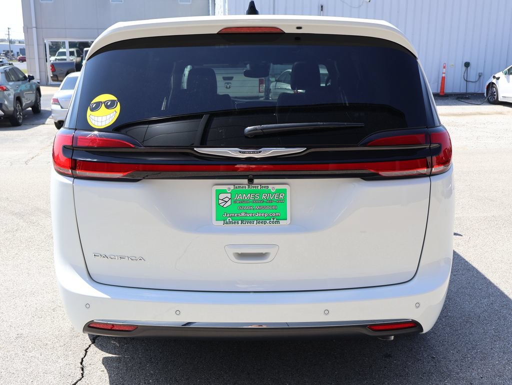 New 2026 Chrysler Pacifica Select FWD image 4