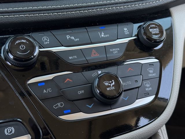 Used 2024 Chrysler Pacifica Limited image 12