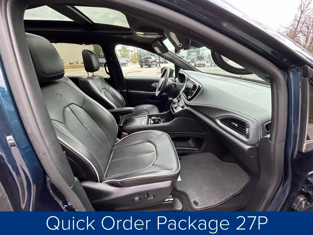 Used 2025 Chrysler Pacifica Limited image 25