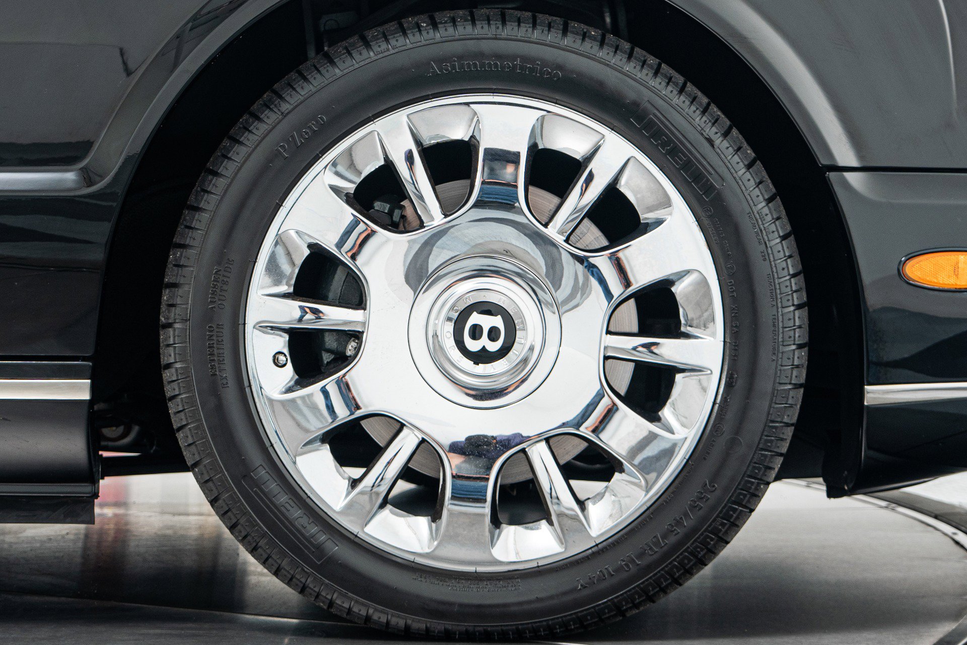 Used 2009 Bentley Azure RWD image 47