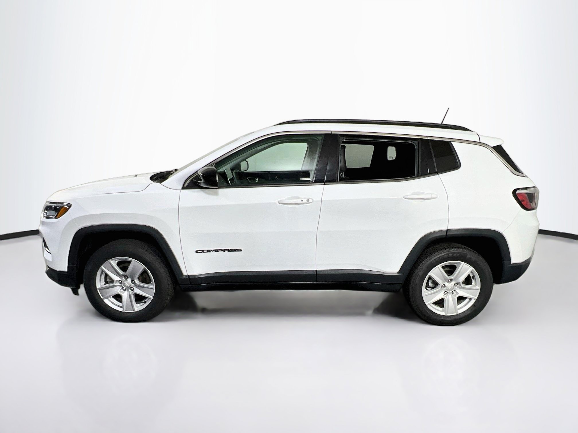 Used 2022 Jeep Compass Latitude w/ Sun and Sound Group AWD/4WD image 8