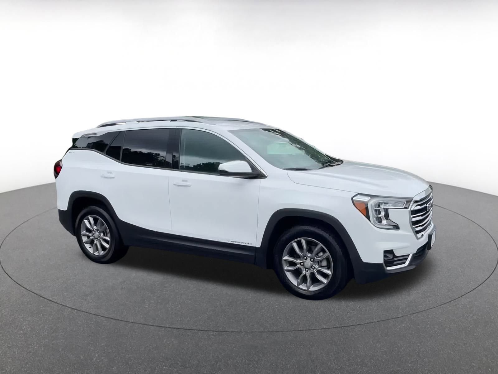 Used 2024 GMC Terrain SLT image 2