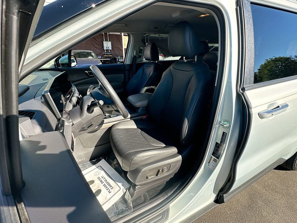 Used 2025 Kia Carnival EX FWD image 21