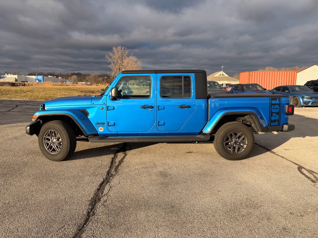 Used 2024 Jeep Gladiator Sport AWD/4WD image 2