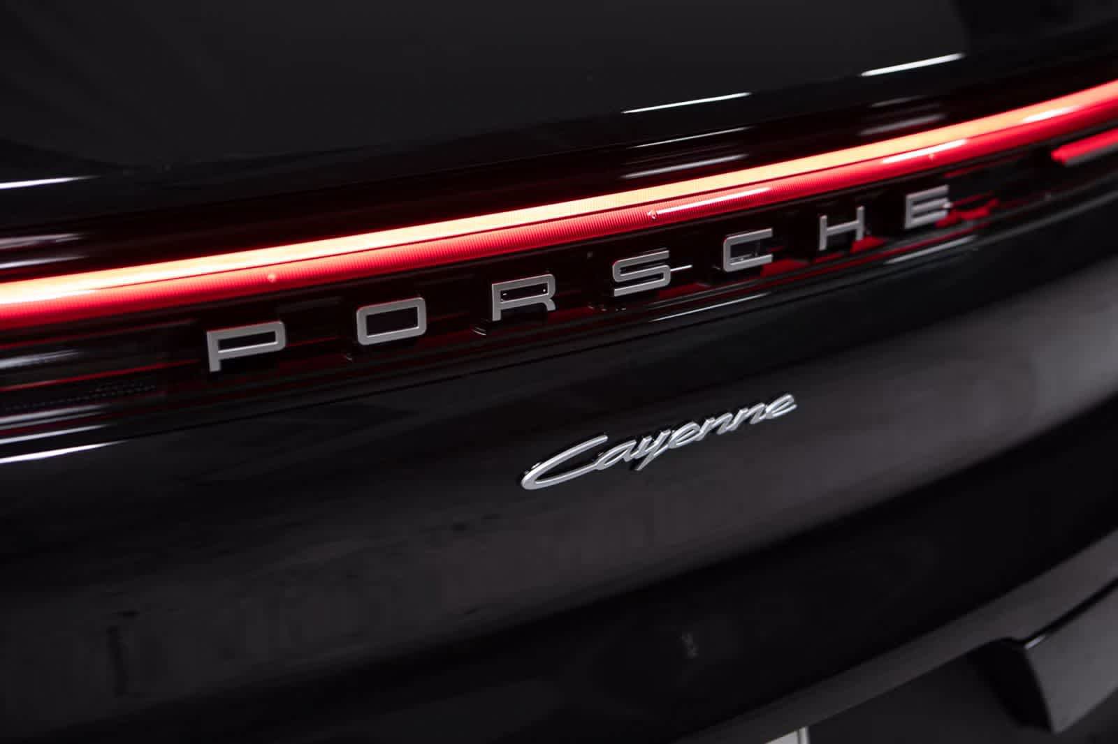 Certified 2025 Porsche Cayenne E-Hybrid AWD/4WD image 18