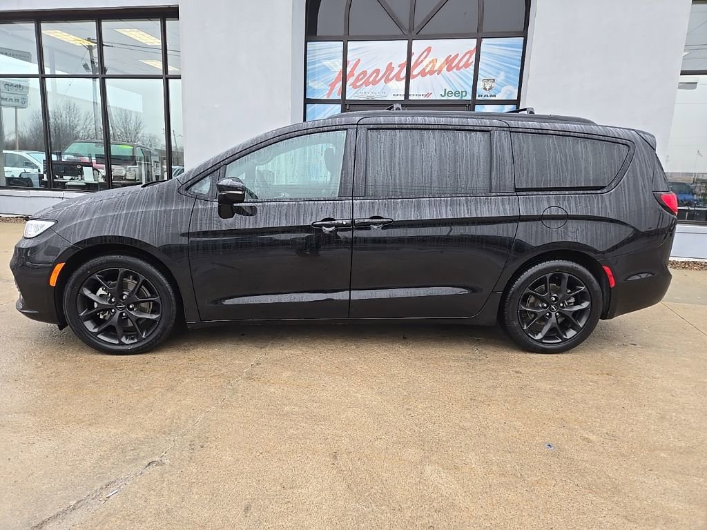 Used 2025 Chrysler Pacifica Limited image 5