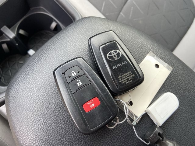 Used 2025 Toyota RAV4 XLE FWD image 43