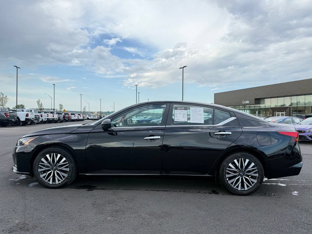Used 2025 Nissan Altima 2.5 SV FWD image 8