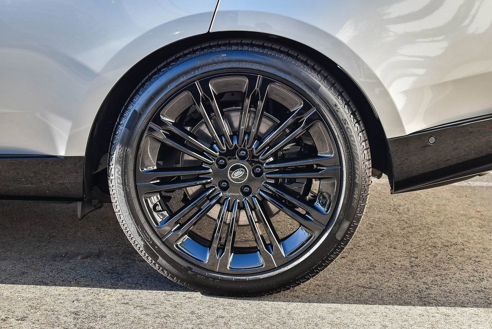 Used 2025 Land Rover Range Rover SE image 12