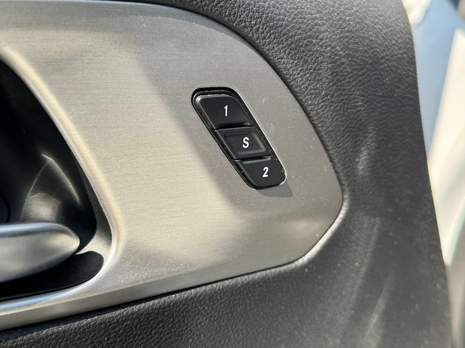 Used 2022 Chrysler Pacifica Limited w/ Uconnect Theater Family Group FWD image 13