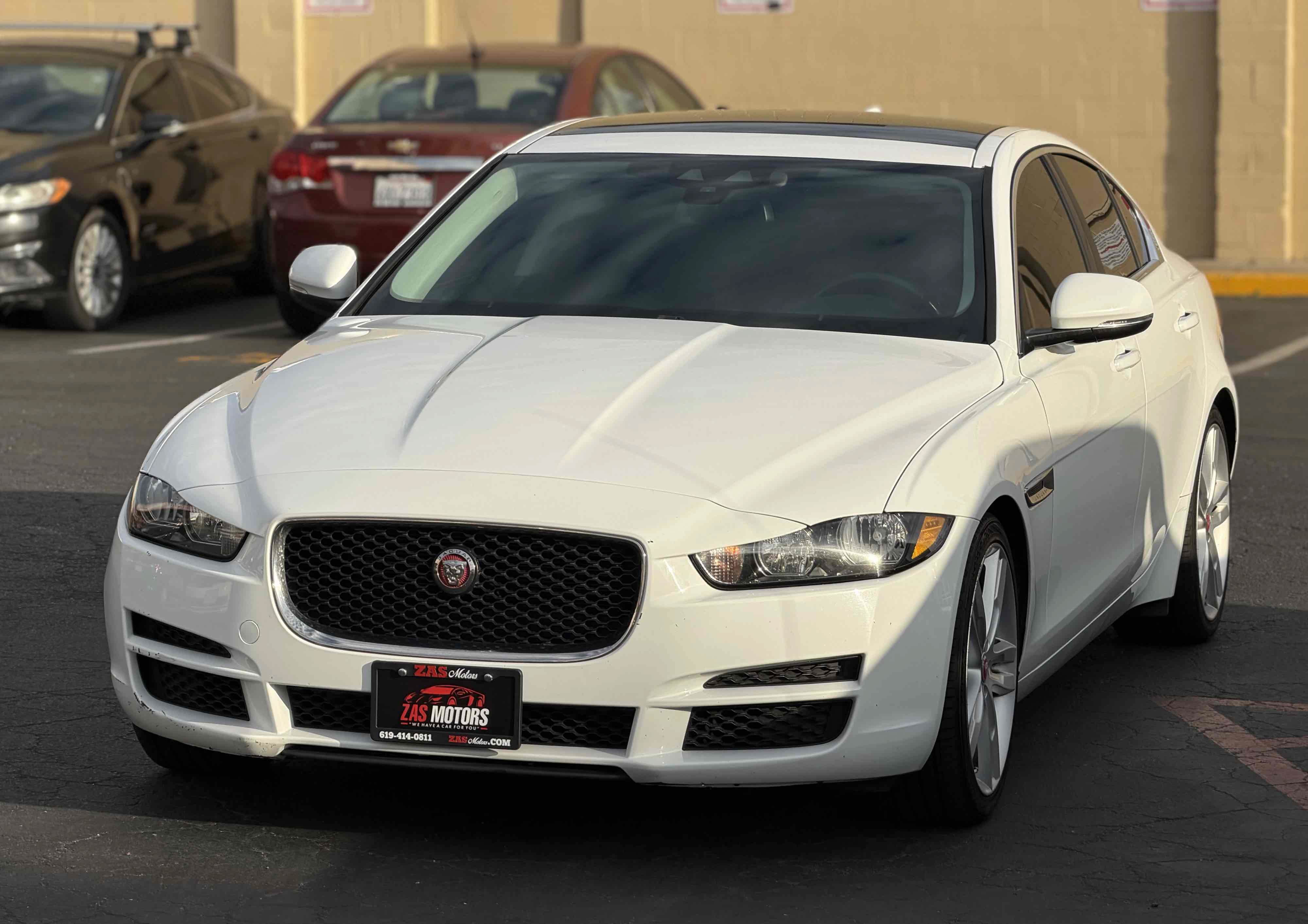 Used 2017 Jaguar XE Prestige RWD image 3