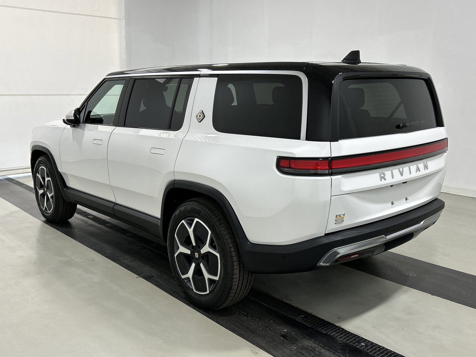 Used 2024 Rivian R1S Adventure image 3