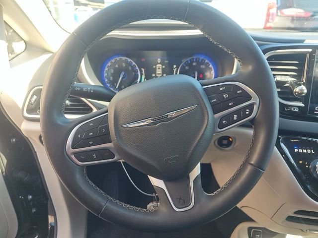 Used 2024 Chrysler Pacifica Touring-L FWD image 11