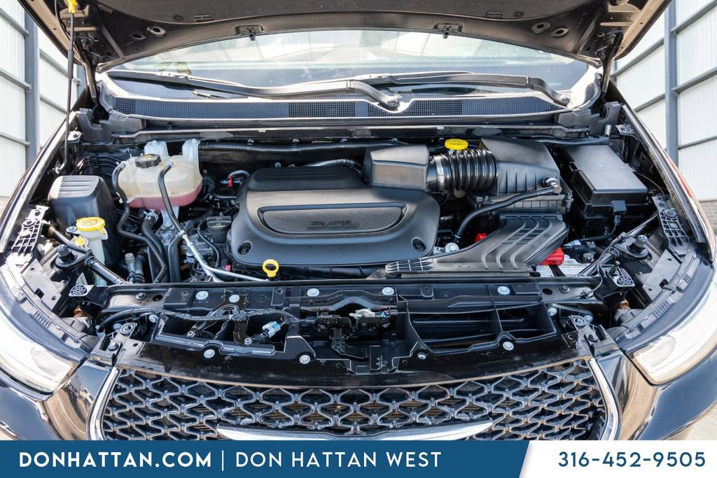 Used 2023 Chrysler Pacifica Touring-L image 41