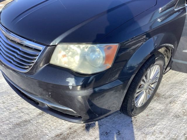 Used 2014 Chrysler Town & Country Touring-L w/ Driver Convenience Group image 27