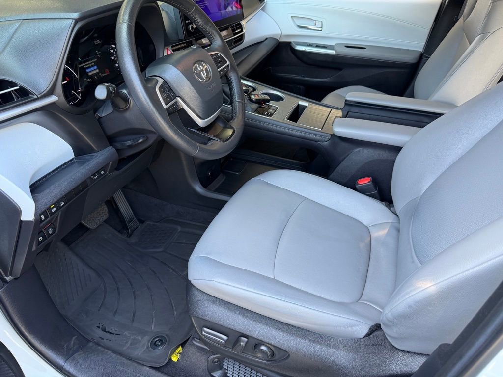 Used 2025 Toyota Sienna XLE w/ XLE Plus Package AWD/4WD image 18