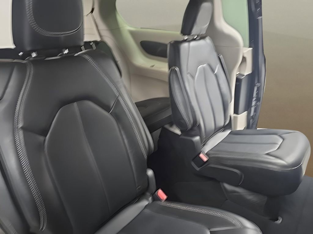 Used 2024 Chrysler Pacifica Touring-L image 18