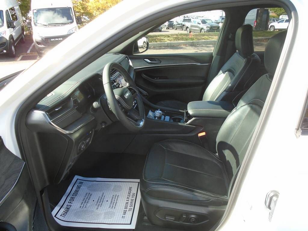 Used 2023 Jeep Grand Cherokee Overland image 9