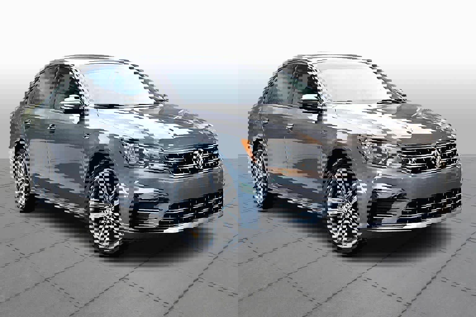 Used 2018 Volkswagen Passat 2.0T R-Line image 3