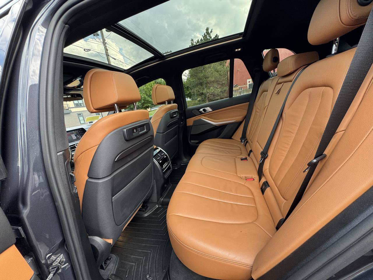 Used 2019 BMW X5 xDrive50i w/ Parking Assistance Package AWD/4WD image 10