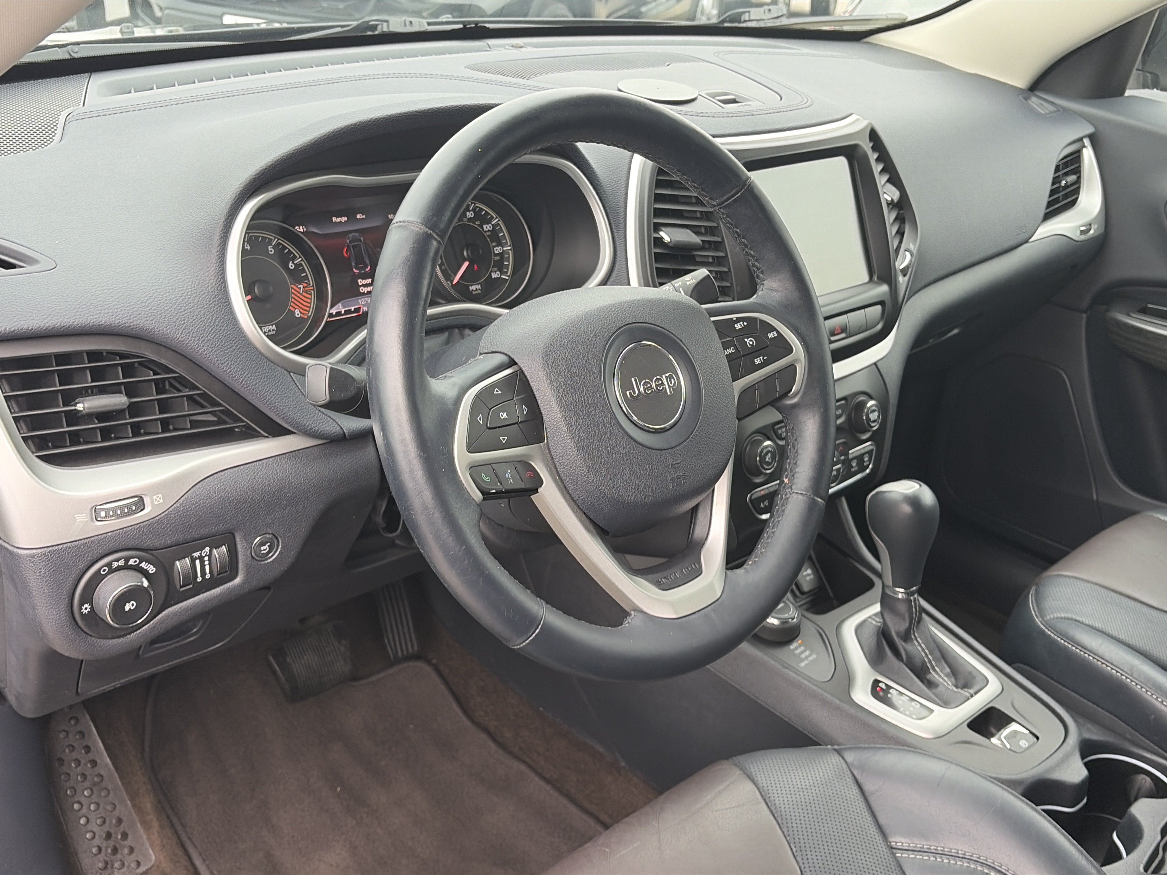 Used 2014 Jeep Cherokee Limited w/ Luxury Group AWD/4WD image 18
