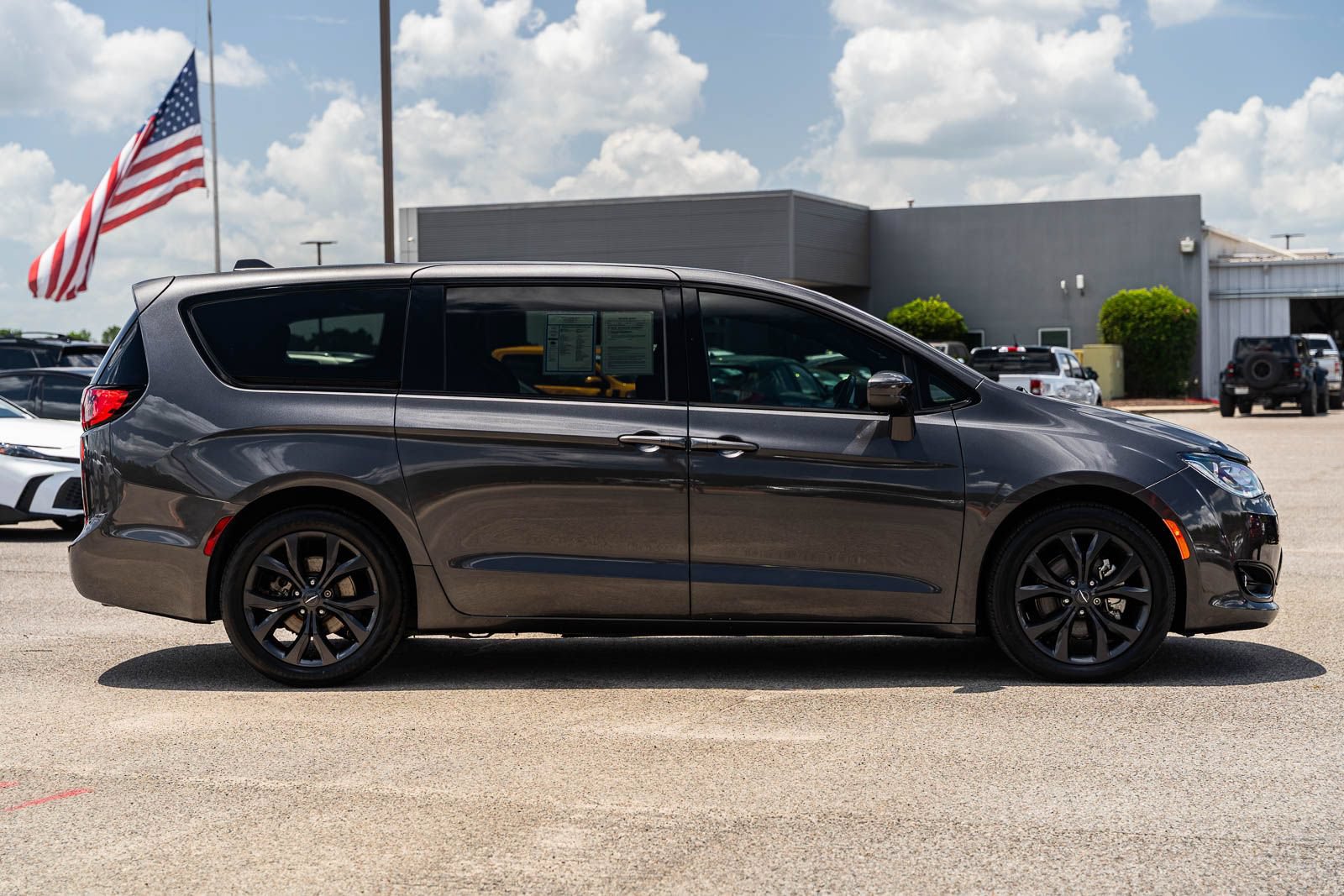 Used 2020 Chrysler Pacifica Touring w/ S Appearance Package FWD image 8