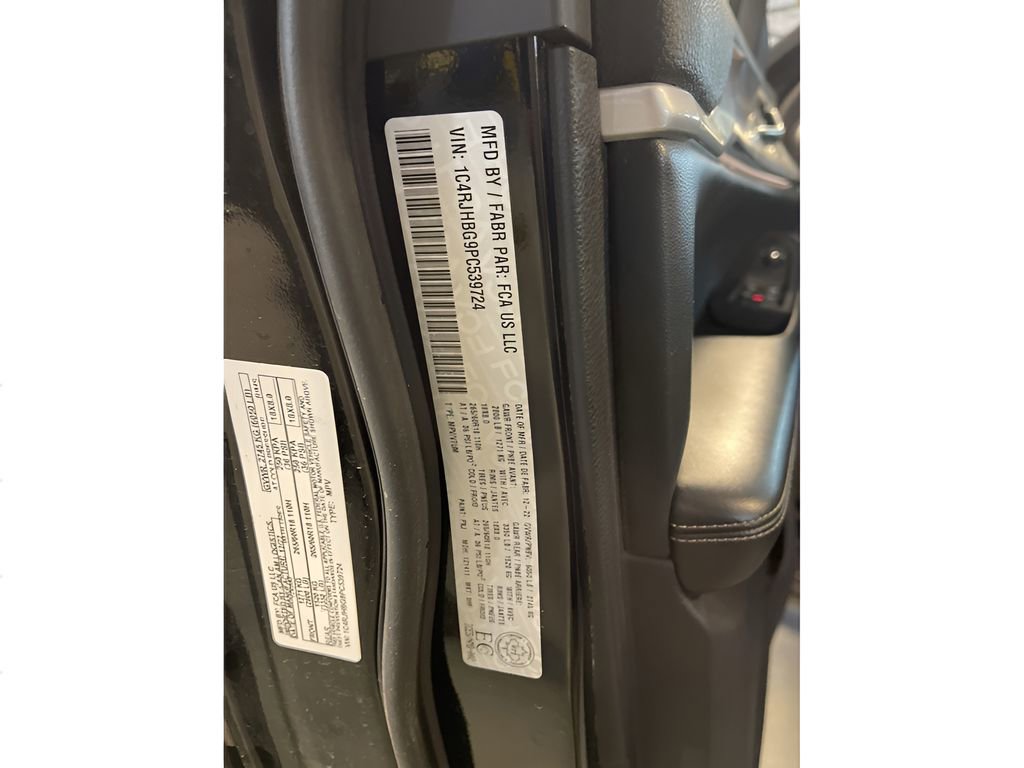 Used 2023 Jeep Grand Cherokee Limited image 39