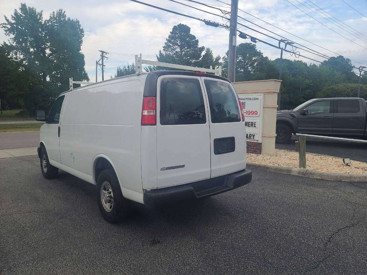 Used 2018 Chevrolet Express 2500 RWD image 6