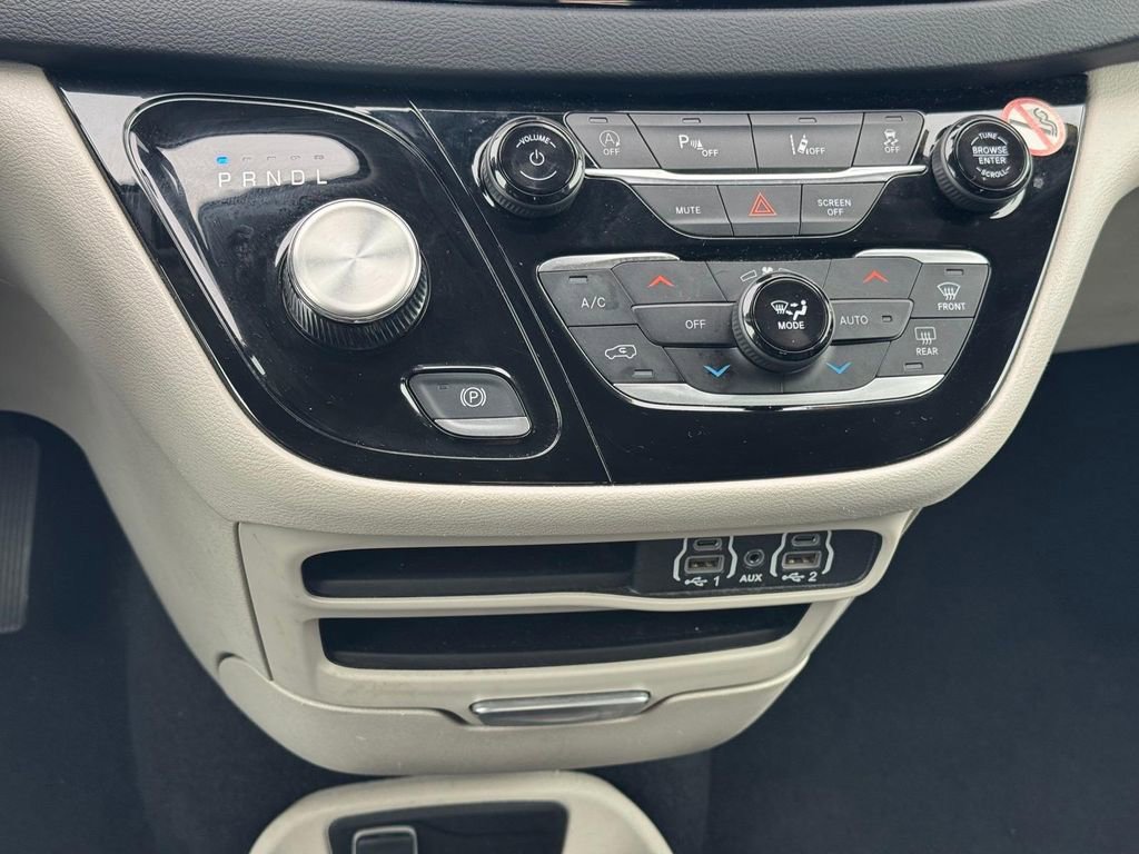 Used 2024 Chrysler Pacifica Touring-L image 17