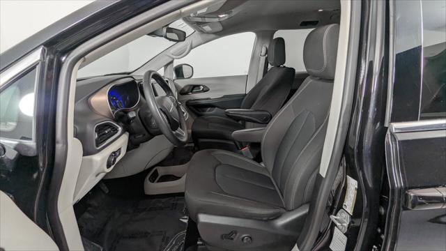 Used 2023 Chrysler Voyager LX image 14