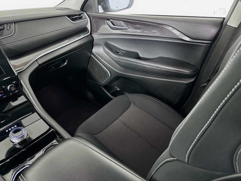 Certified 2022 Jeep Grand Cherokee Laredo w/ Luxury Tech Group I image 34