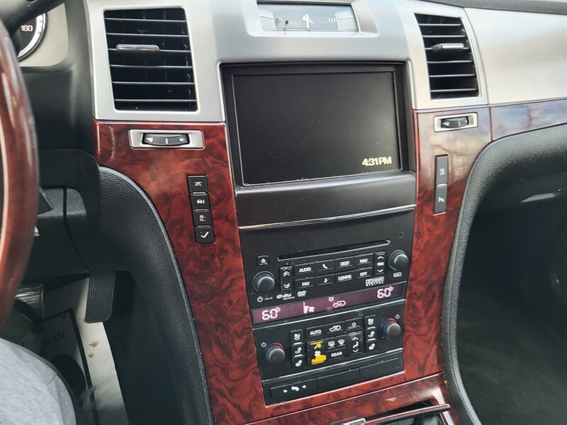 Used 2011 Cadillac Escalade ESV Luxury AWD/4WD image 16
